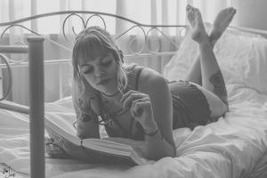 Auteur fotograaf Jaap Van Egmond - model reading lingerie