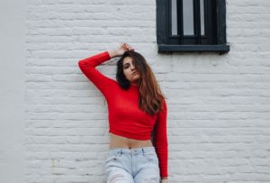 Auteur fotograaf Tessa Klok - Iraans Nederlands model met felrood shirt.