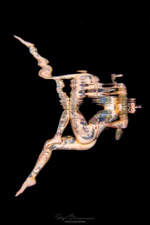 Auteur fotograaf Stijn Boussemaere - tattoed underwater reflection