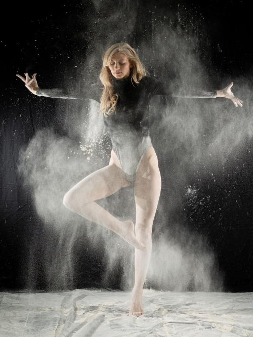 Auteur fotograaf Ultramarine2022 - Ballet yoga pose van Bo