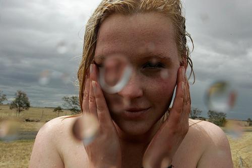 Auteur model Stella - Fotoshoot buiten in Frankrijk in de regen