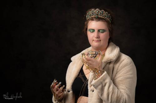 Auteur model Emerald - Koningin heeft diamant vast. 