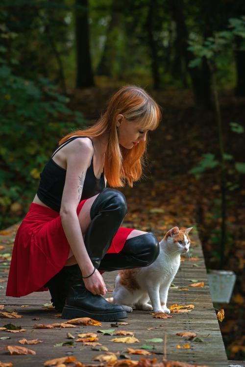 Auteur fotograaf PeteruithetGooi - Sarah. In een parkje in herfstsferen met een kat