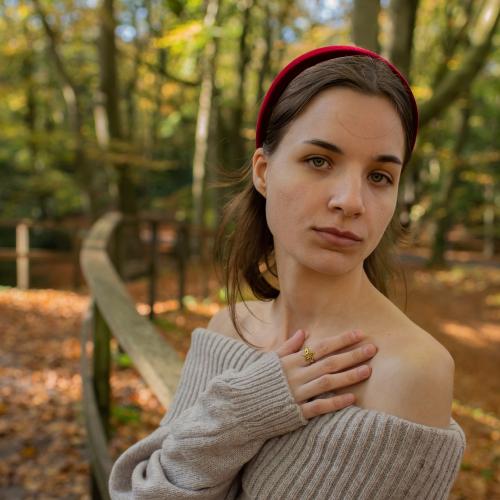 Auteur fotograaf PeteruithetGooi - Caitlin. In Bergen een herfstshoot gedaan. Het was haar tweede shoot en moest erg wennen maar ze heeft een geweldig typi